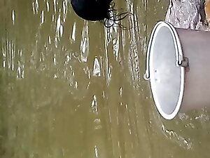 लड़की पैरों से मुर्ग ...