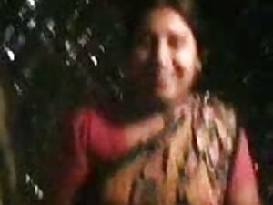 युगल एक लाल सोफे पर  ...
