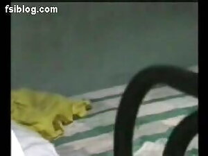 रौक्सैन उसे गुलाबी ब ...