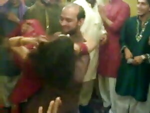 बच्चे के लिए बिल्ली  ...