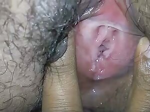 पेरिस की सड़कों पर उ ...