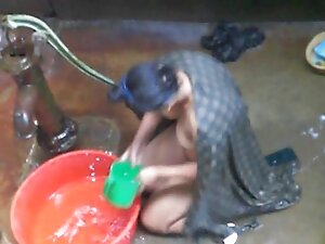 बेब एक विशाल मुर्गा  ...