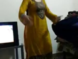 गोरे लोग मेज पर झुक  ...